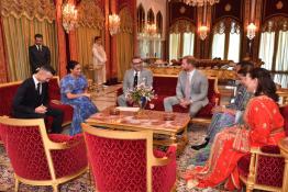 Image du Maroc Professionnelle de  Sa Majesté le Roi Mohammed VI accompagné de la famille royale pose avec  le prince britannique Harry et son épouse Meghan-Duchesse de Sussex à Rabat, Lundi 25 février 2019. De gauche à droite, le prince héritier du Maroc, Moulay Hassan, Meghan-Duchesse de Sussex, le prince britannique Harry, le roi du Maroc Mohammed VI, le prince Moulay Rachid, la princesse Lalla Meryem et la princesse Lalla Hasnaa. (Photo/ SPPR) via Jalilbounhar.com

 